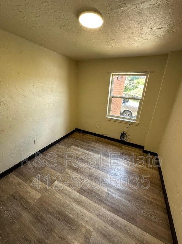 Building Photo - 144-144 W 9th Ave