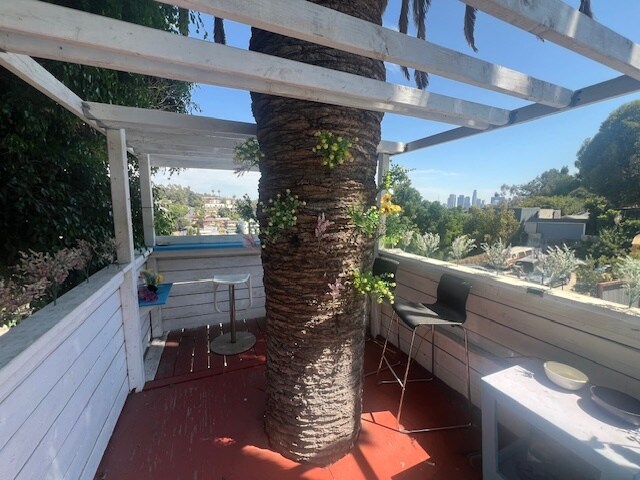 Tree house/ observation deck with amazing views 30 feet tall - 2252 Branden St