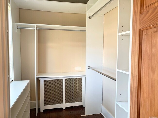 Building Photo - 571 Mineola Ave