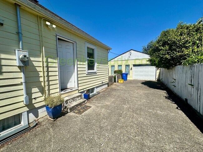 Building Photo - 2-Bedroom 2-Bathroom House in NE Portland,...