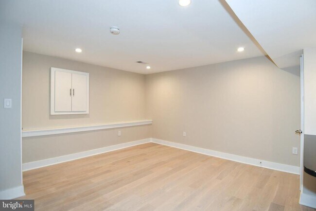 Building Photo - 901 Lawrence St NE