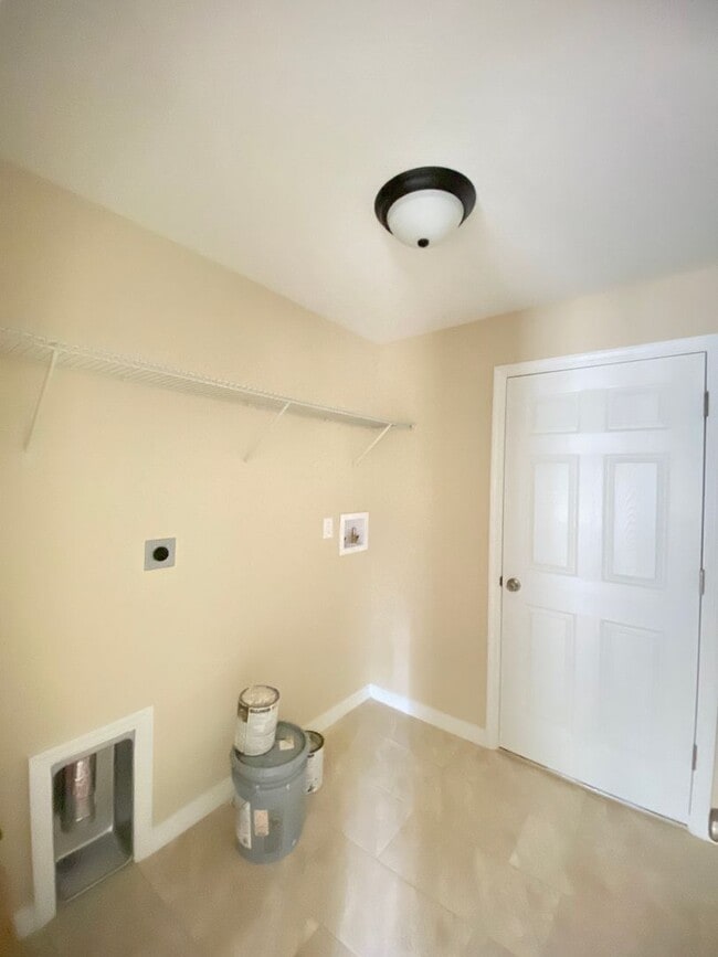 Building Photo - 6055 SW 155th St Rd