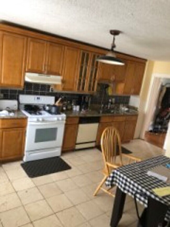 Building Photo - Brookline - 2  Bedroom Apt - Available NOW...