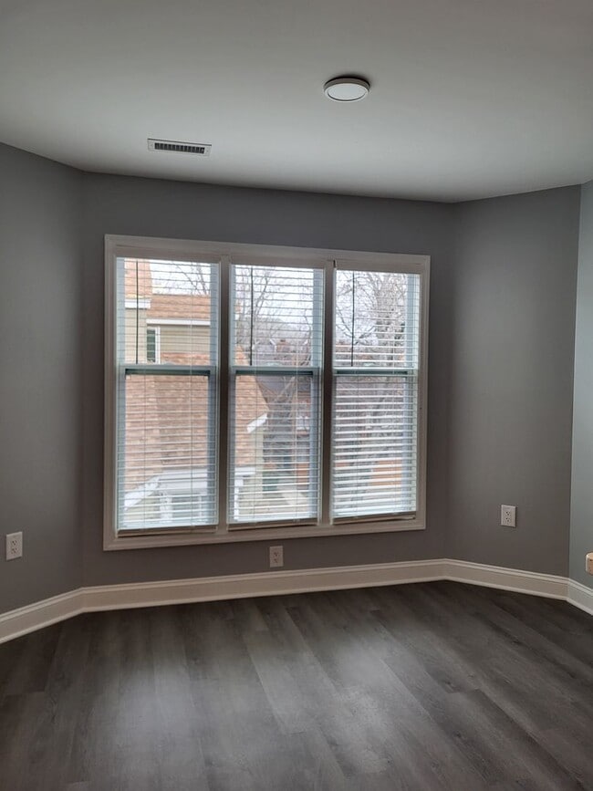 Building Photo - One bedroom condo uptown