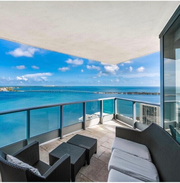 Building Photo - 1300 Brickell Bay Dr