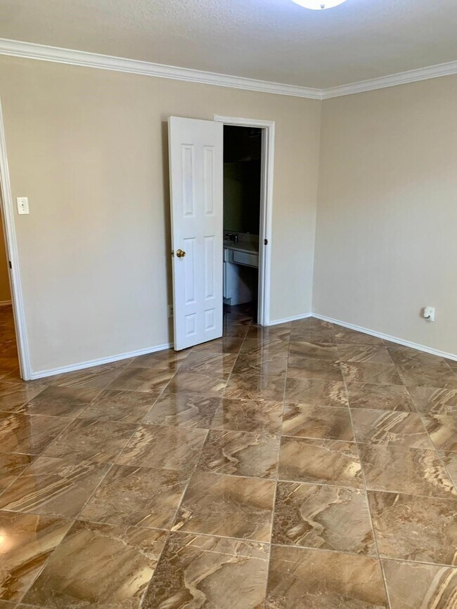 Building Photo - 6019 Fallmont Dr