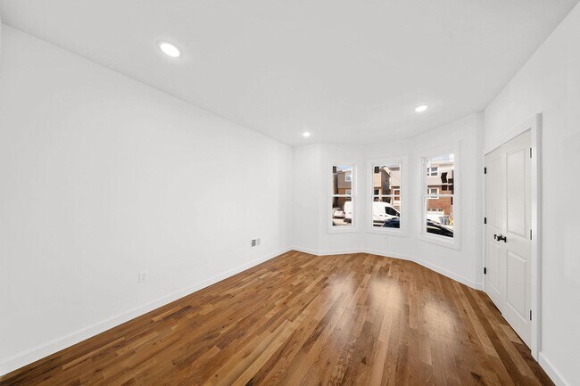 Building Photo - 319 William St