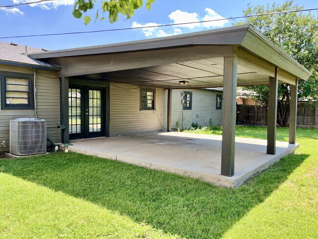 Building Photo - Spacious Four Bedroom!