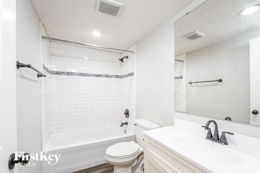 Building Photo - 648 Sycamore St