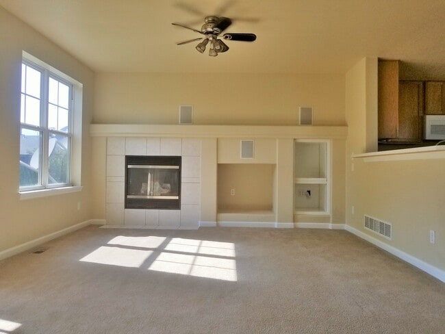 Building Photo - 3 Bedroom, 3.5 Bath End Unit Townhome, 2 C...