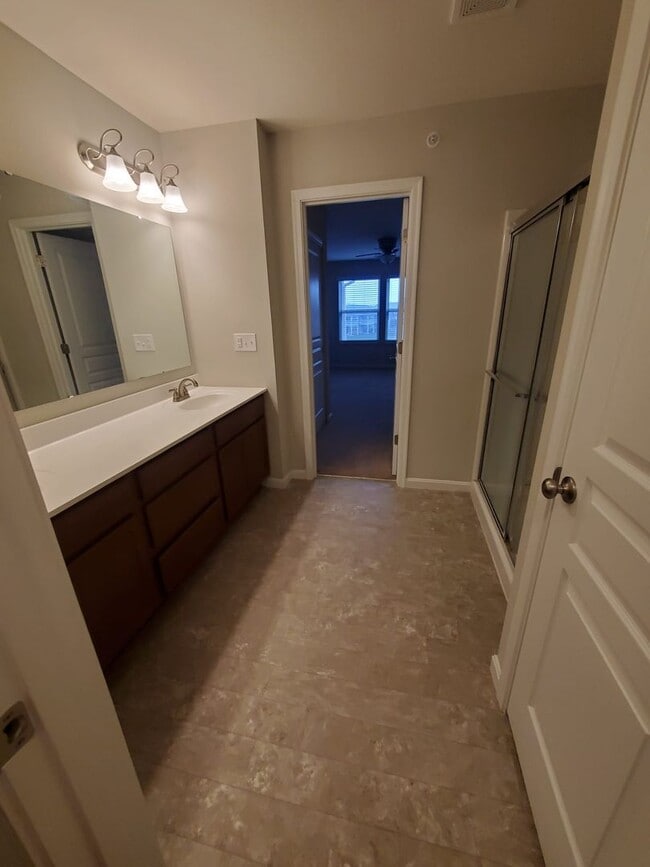 Building Photo - Beautiful 2 bedroom condo near Austin Land...