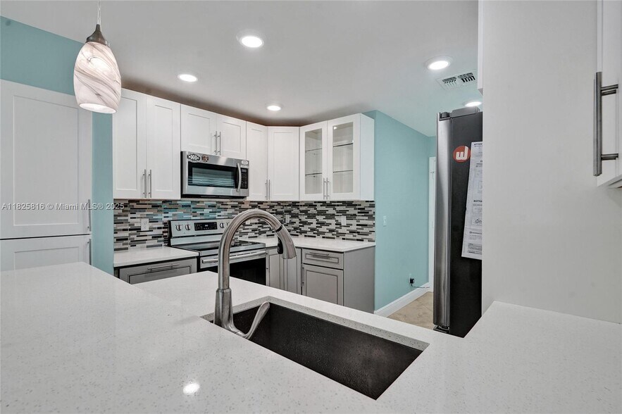 Building Photo - 8820 Woodside Ct