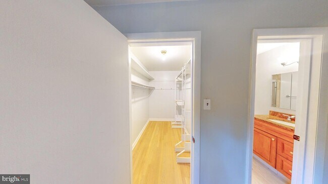 Building Photo - 1216 Downs Dr