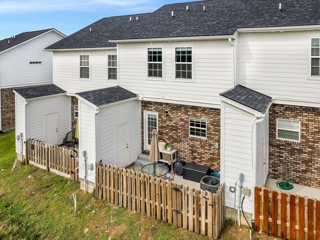 Building Photo - Amazing 3BR Townhome in Goodlettsville