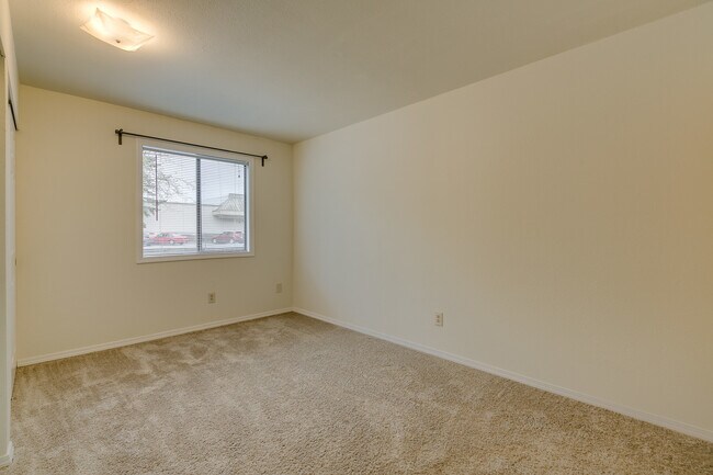 Building Photo - Roomy Remodeled  Kirkland Condo