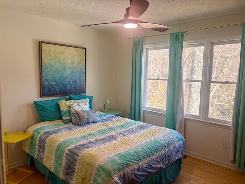 Building Photo - 300 NC-54