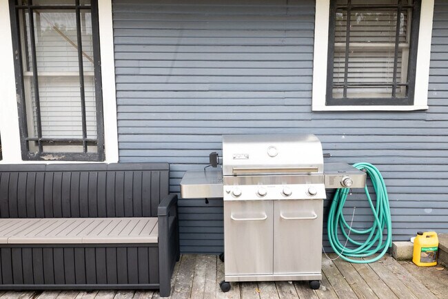 Building Photo - 725 Peddie St