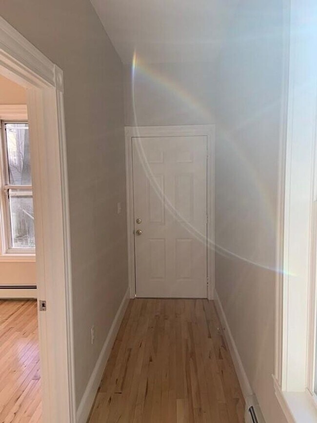 Building Photo - BU 1-bed split(2 Bedroom w/o LR) w/heat