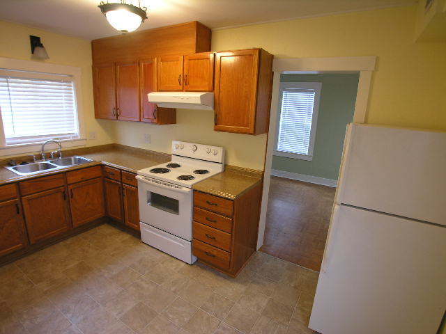 Building Photo - 2 bed 1 bath House Available 11/25