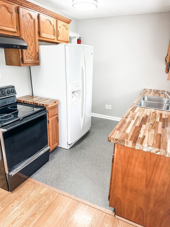Building Photo - Charming 2 bedroom, 1 bathroom home locate...