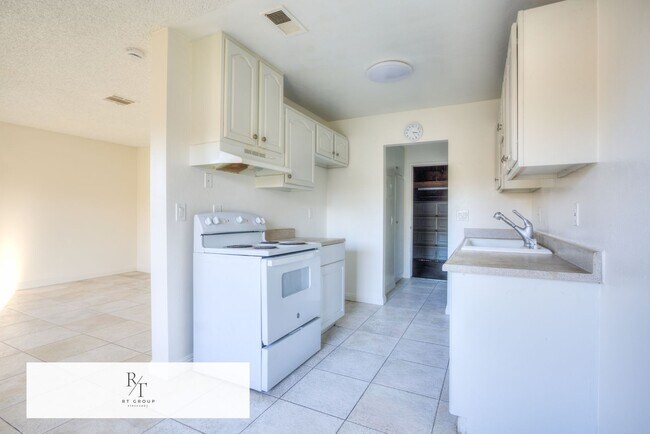 Building Photo - Walnut Valley Unified School District