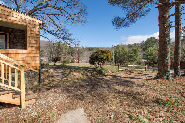 Building Photo - Updated Stone Cottage in East Asheville!