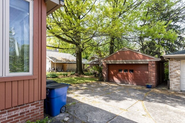 Building Photo - Stunning 5 Bedroom 2.5 Bathroom Home in Squirrel Hill