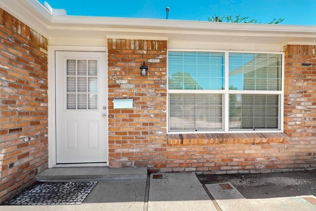Building Photo - 3 Bedroom 2 Bath with 2 car garage