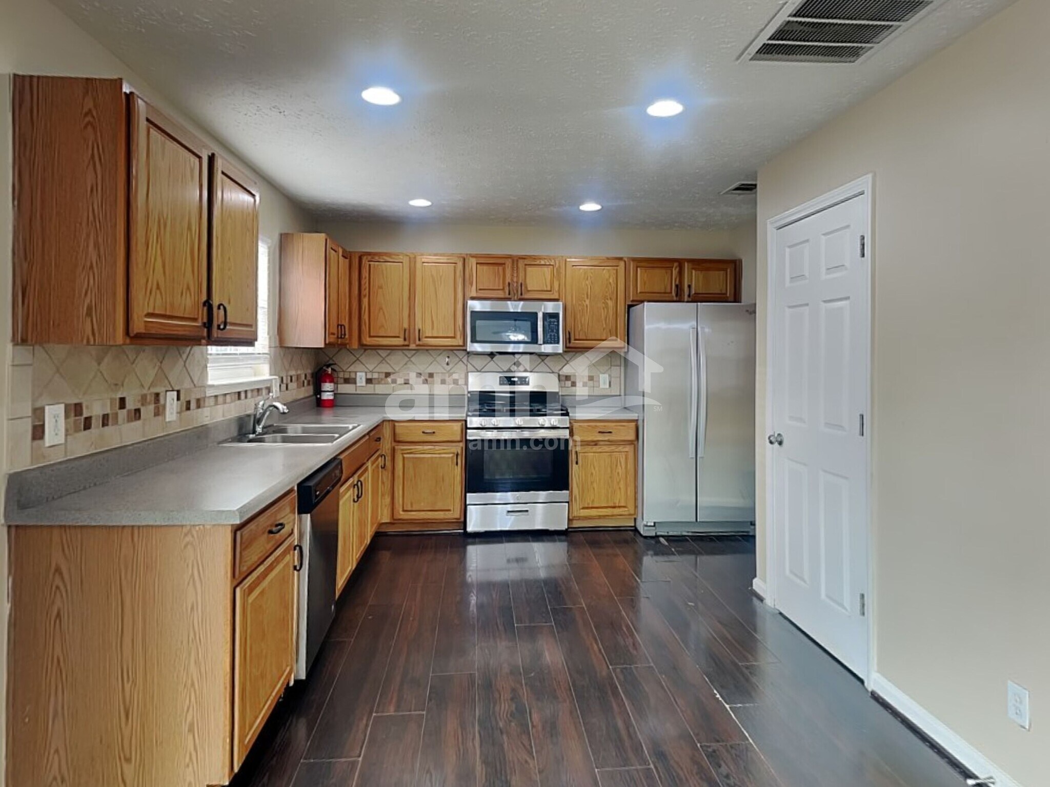 Building Photo - 450 Crested View Dr