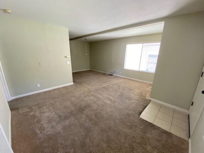 Building Photo - Light and Bright Monterey Condo!