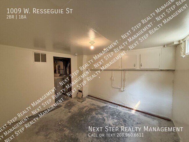 Building Photo - 1009 W Resseguie St