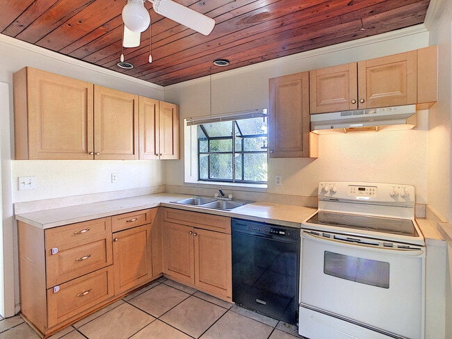 Building Photo - 319 Lucerne Dr