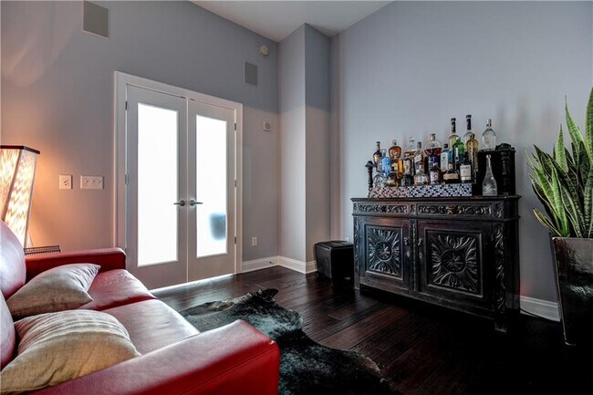 Building Photo - 905 Juniper St NE