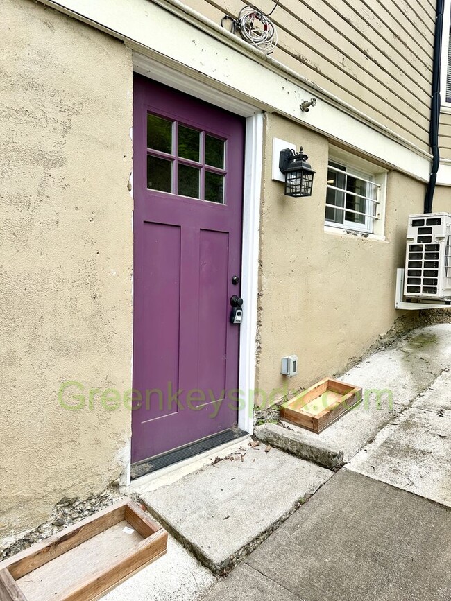 Building Photo - Huge Gorgeous 5 Bedroom 5 Bath Unit in SW ...
