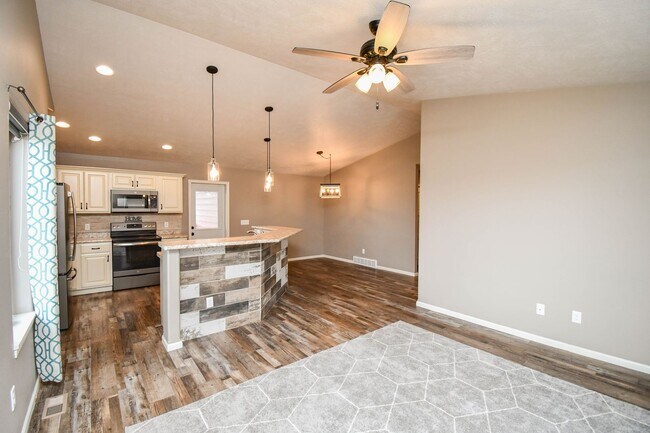 Building Photo - 5 Bedroom 3 Bathroom Single Family Home North Sioux Falls!