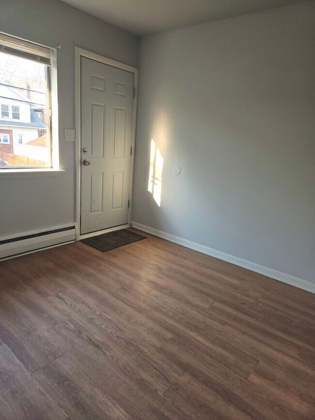 Building Photo - 2 bedroom, 1 bathroom