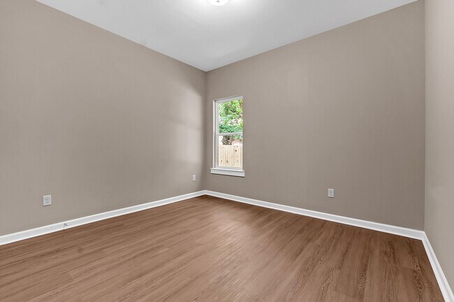 Building Photo - 557 Lundee St