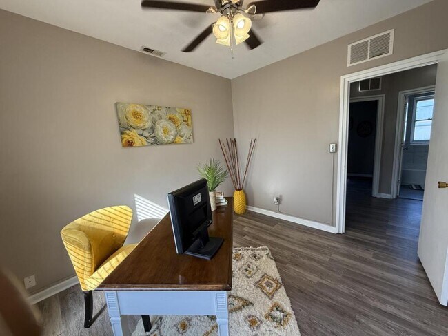 Building Photo - 1802 La Salle Pl