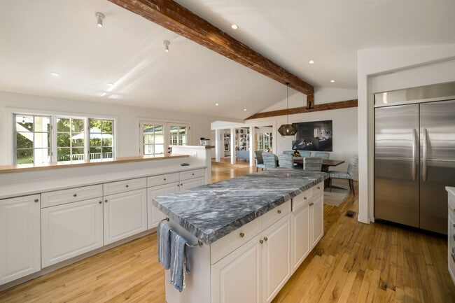 Building Photo - 2915 Hidden Valley Ln