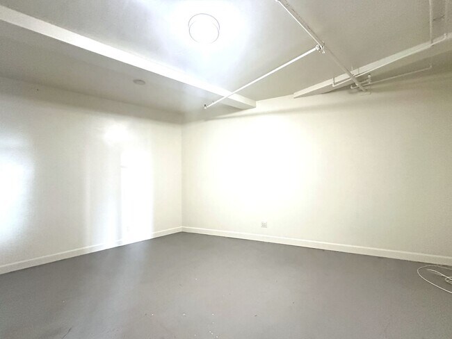 Building Photo - Chapman