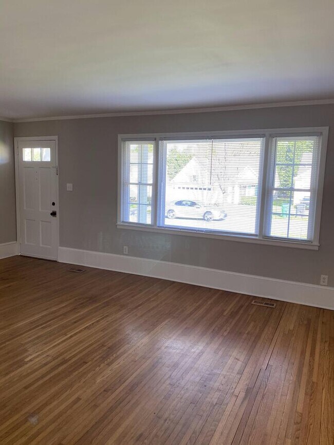 Building Photo - Charming Vintage Ranch, Den, Fireplace, Screened Porch