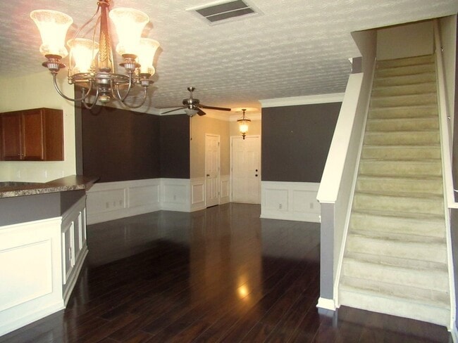 Building Photo - Step to the sophisticated side!