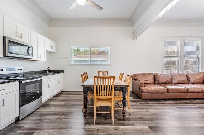 Building Photo - 2319 W Aileen St