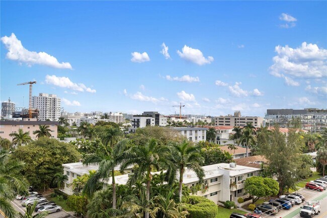 Building Photo - 9940 W Bay Harbor Dr