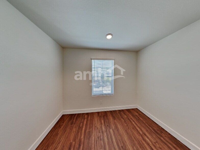 Building Photo - 647 W Hackamore Ave