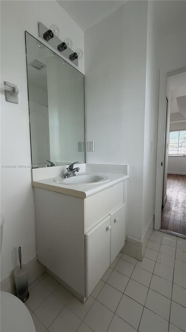 Building Photo - 4435 SW 160th Ave