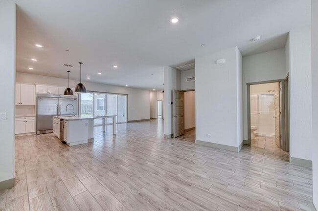 Building Photo - 860 Spg St W