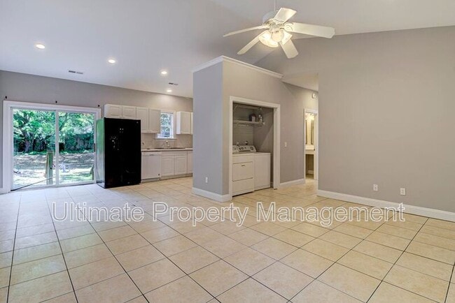 Building Photo - 220-1 Rose Ave