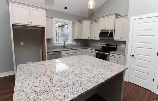 Kitchen - 7315 Thweatt Dr