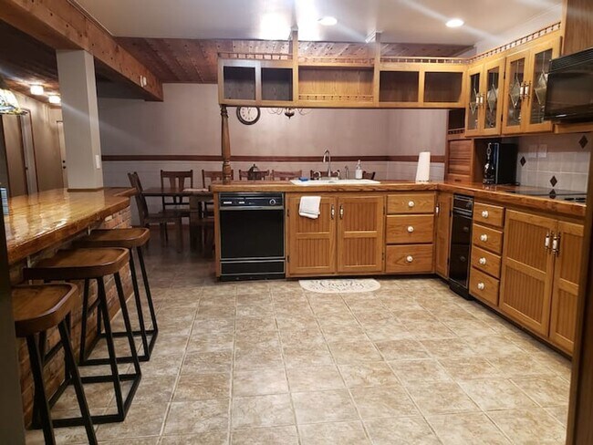 Building Photo - Log Home with close public lake access - A...